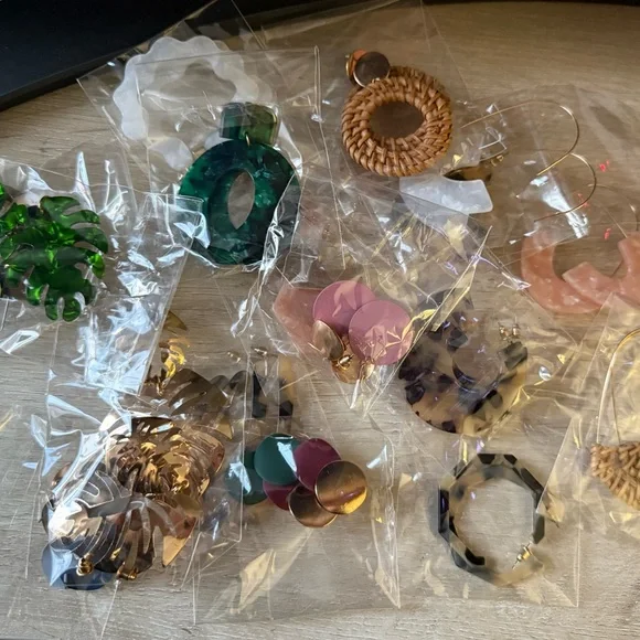 Women's Fashion/ cocktail Earrings 17 pair pack. - Picture 2 of 2